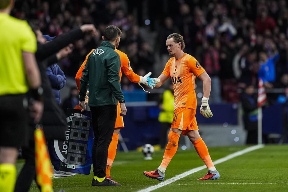 华体会部门-欧冠开场两次失误送大礼 22岁热刺门将17分钟被换下 哭着径直离场